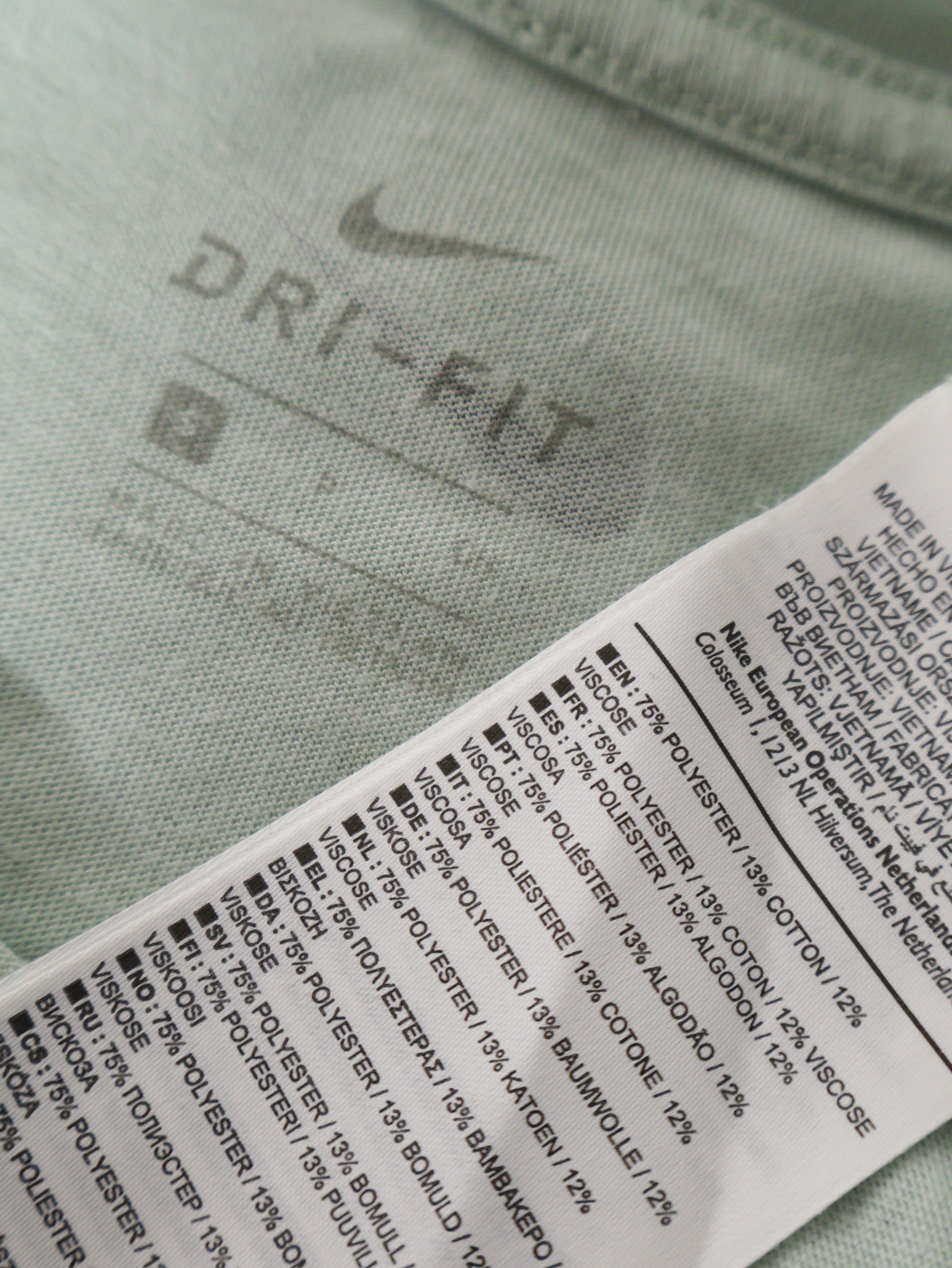 Eticheta marime si compozitie (rotita dreapta) - Tricou NIKE gri deschis cu logo supradimensionat – S – Femei