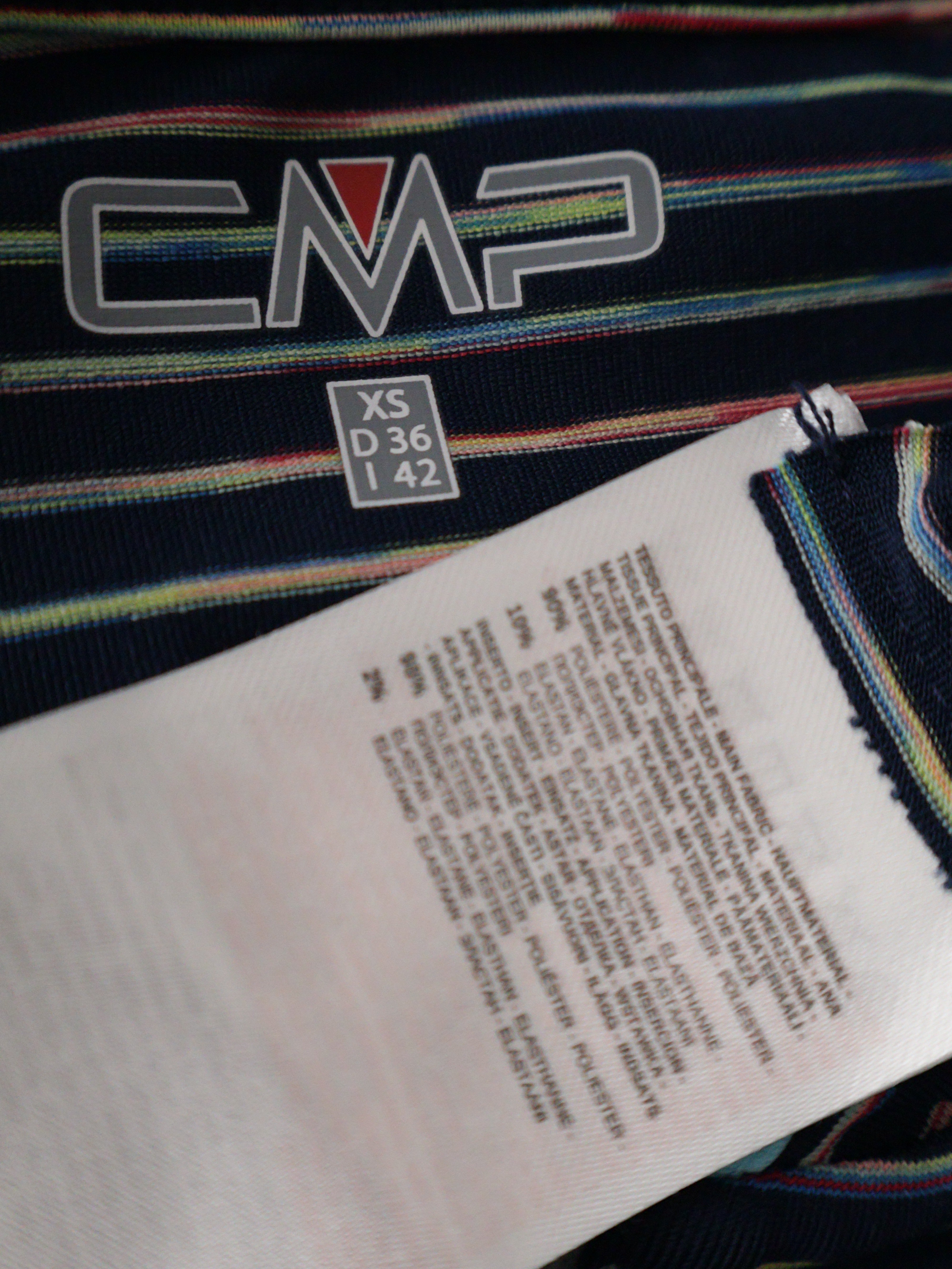 Eticheta marime si compozitie (rotita dreapta) - Tricou CMP cu dungi fine multicolore – XS – Femei