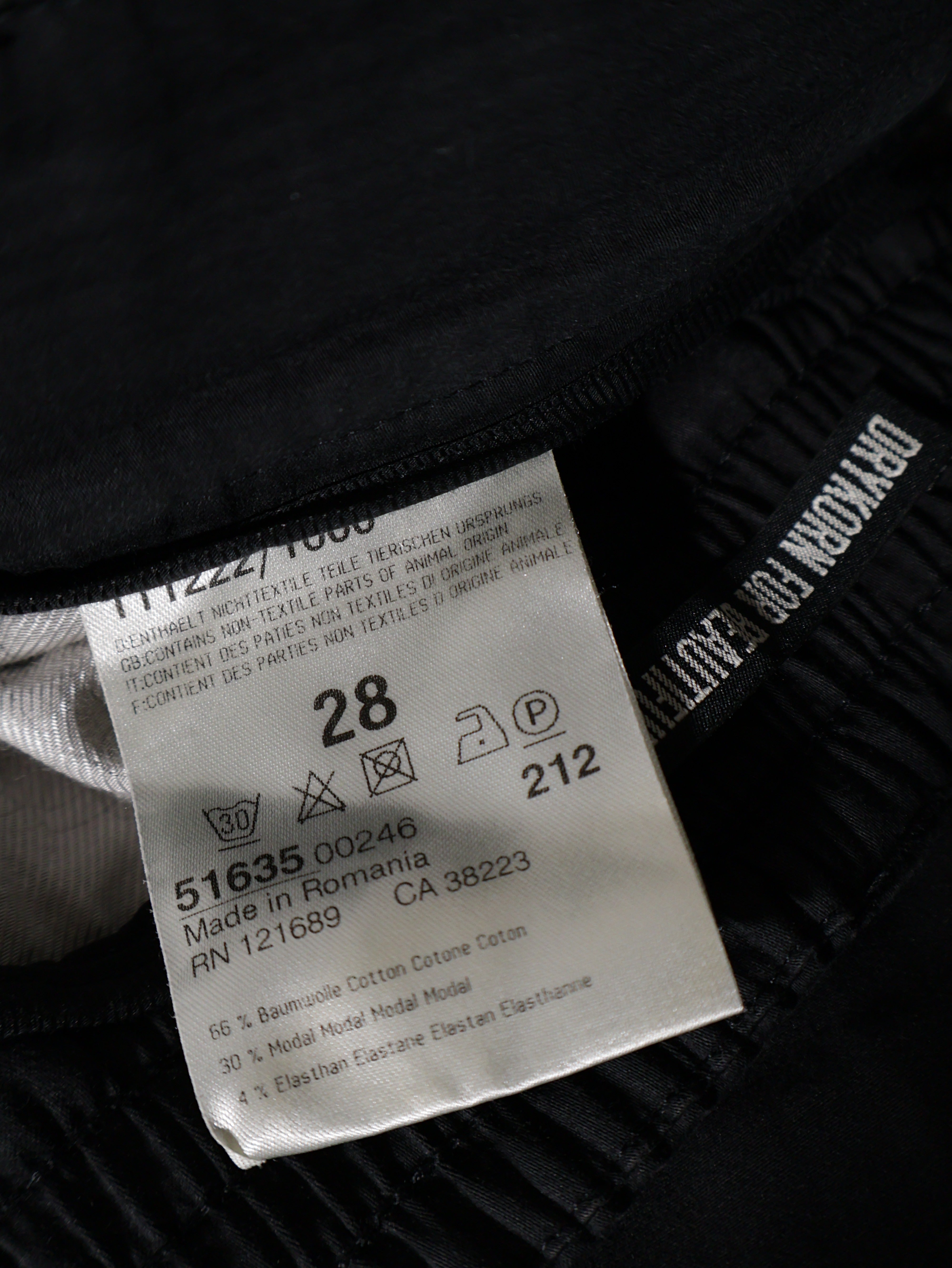 Eticheta marime si compozitie (rotita dreapta) - Pantaloni Drykorn negru cu finisaj neted – XS – Femei