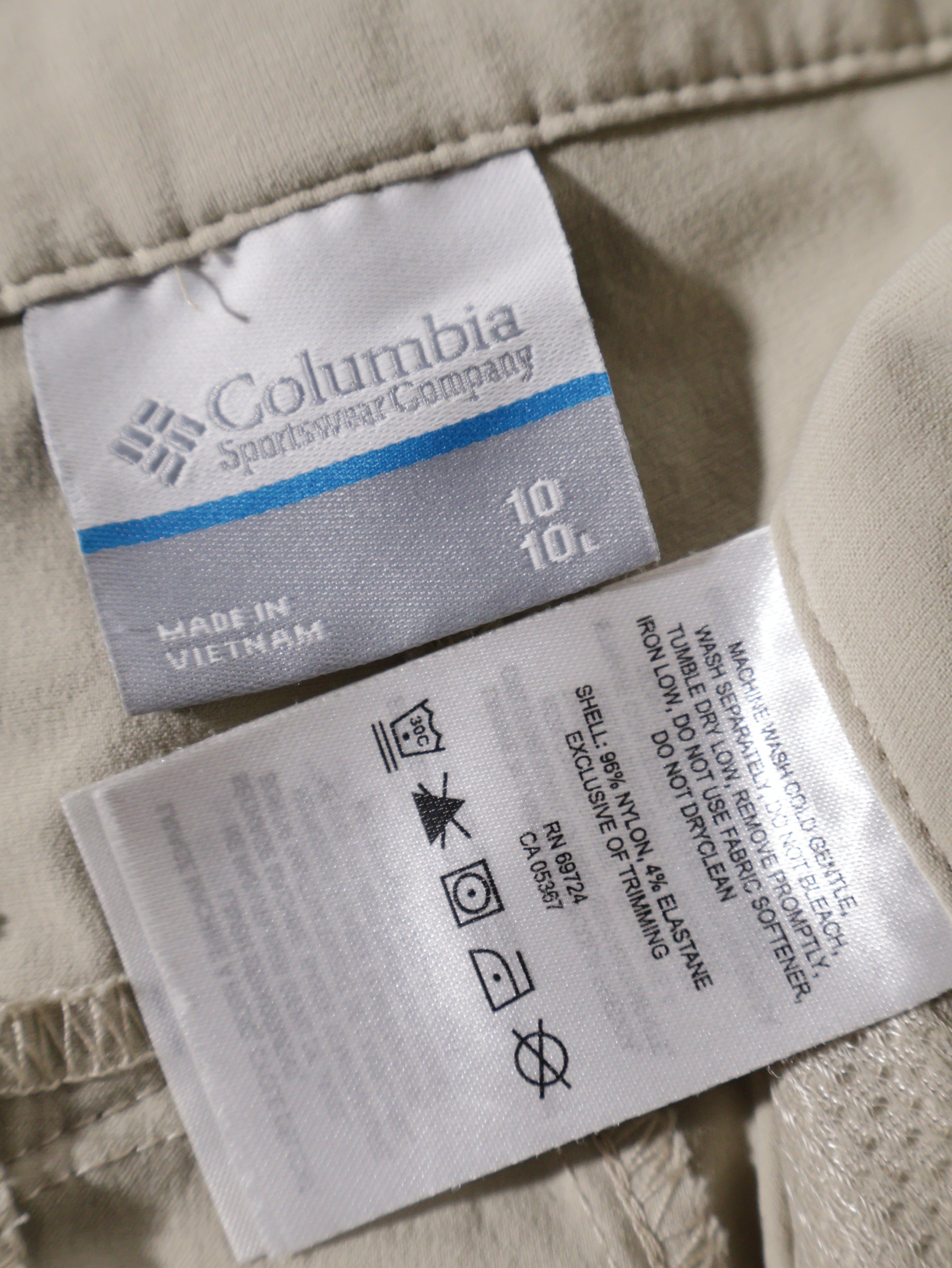 Eticheta marime si compozitie (rotita dreapta) - Pantaloni scurți Columbia bej deschis cu finisaj tehnic – L – Femei
