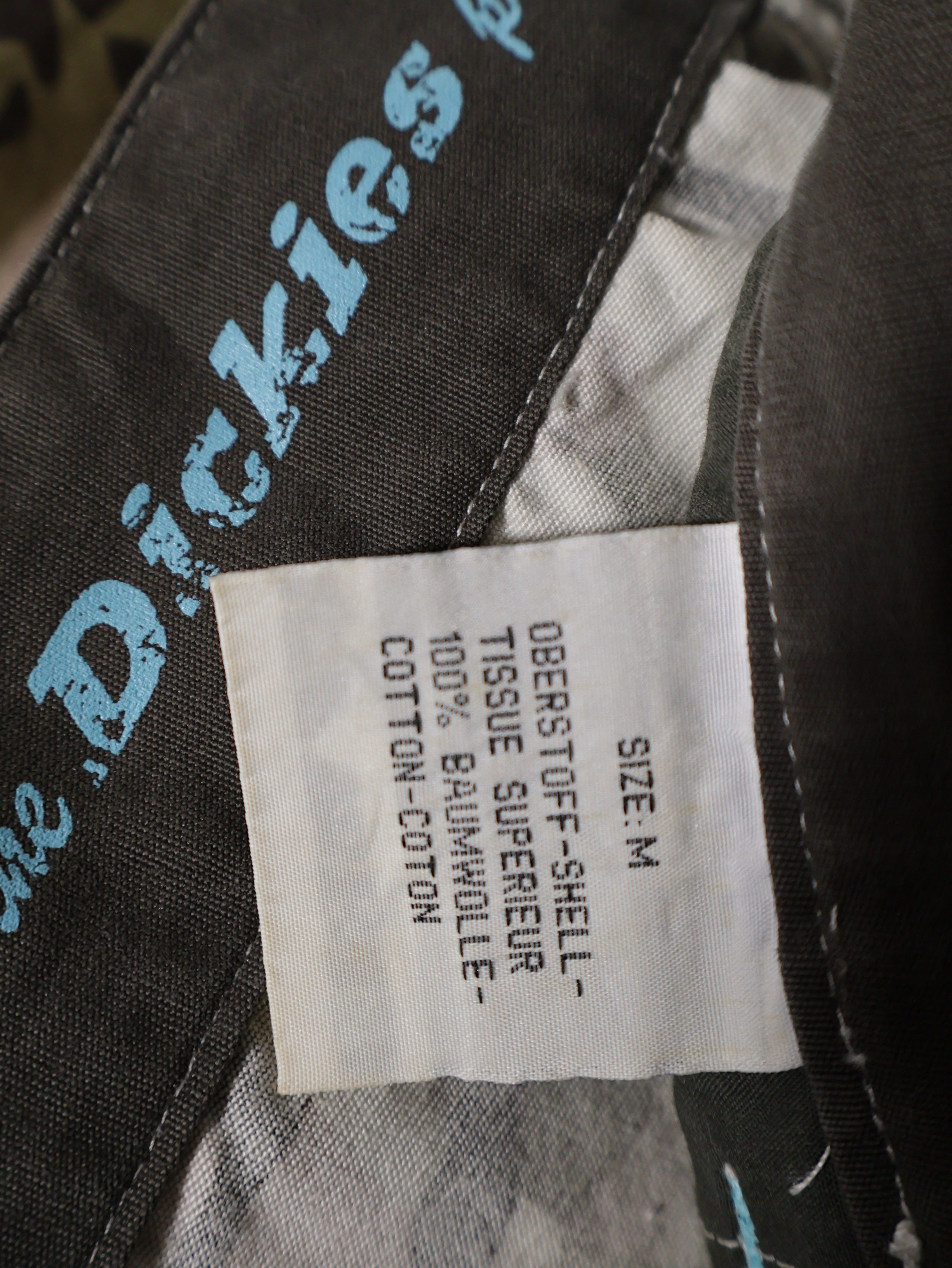 Eticheta marime si compozitie (rotita dreapta) - Pantaloni Dickies cu imprimeu camuflaj – M – Femei