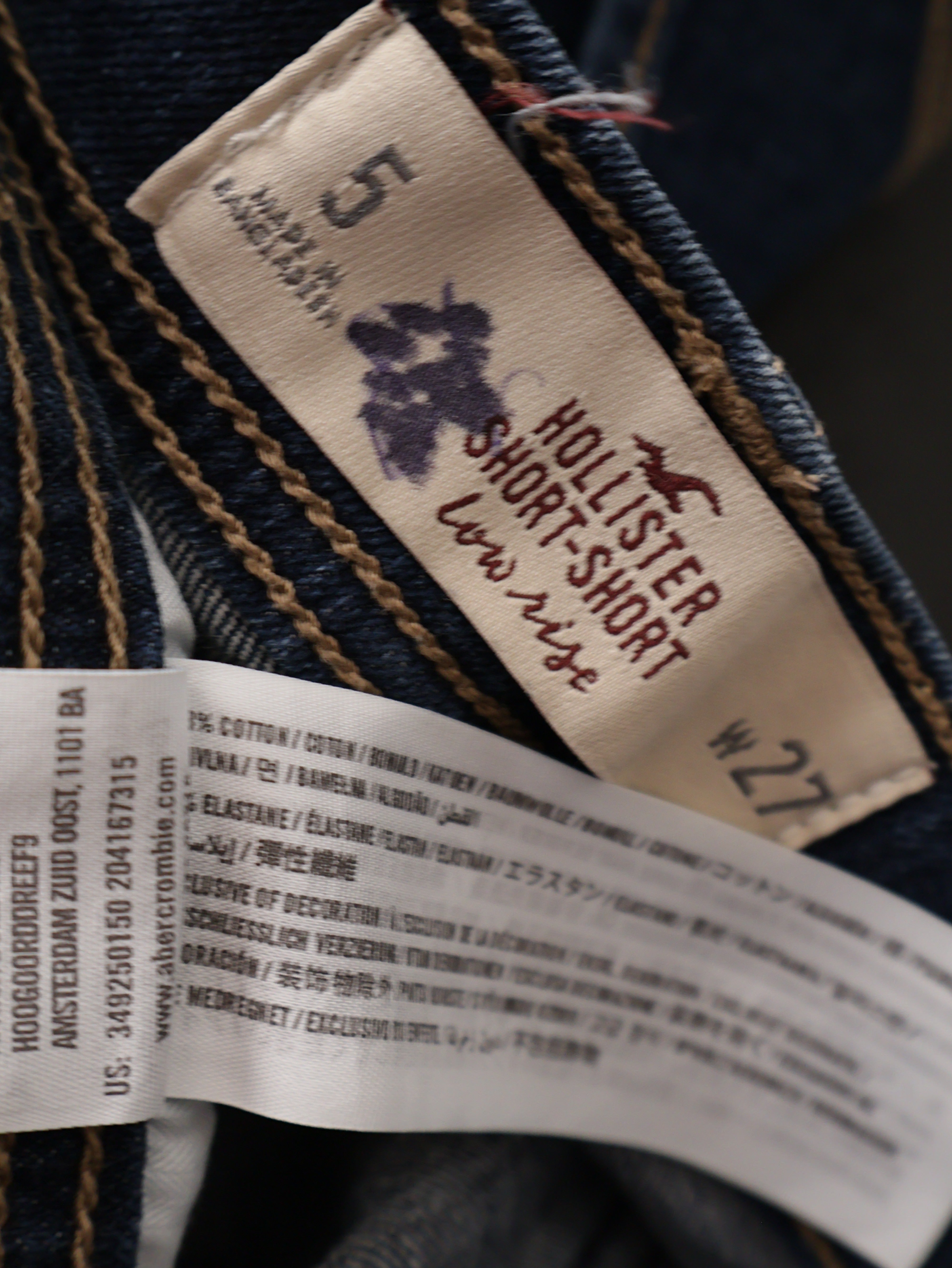 Eticheta marime si compozitie (rotita dreapta) - Blugi Hollister din denim cu mansete intoarse – S – Femei