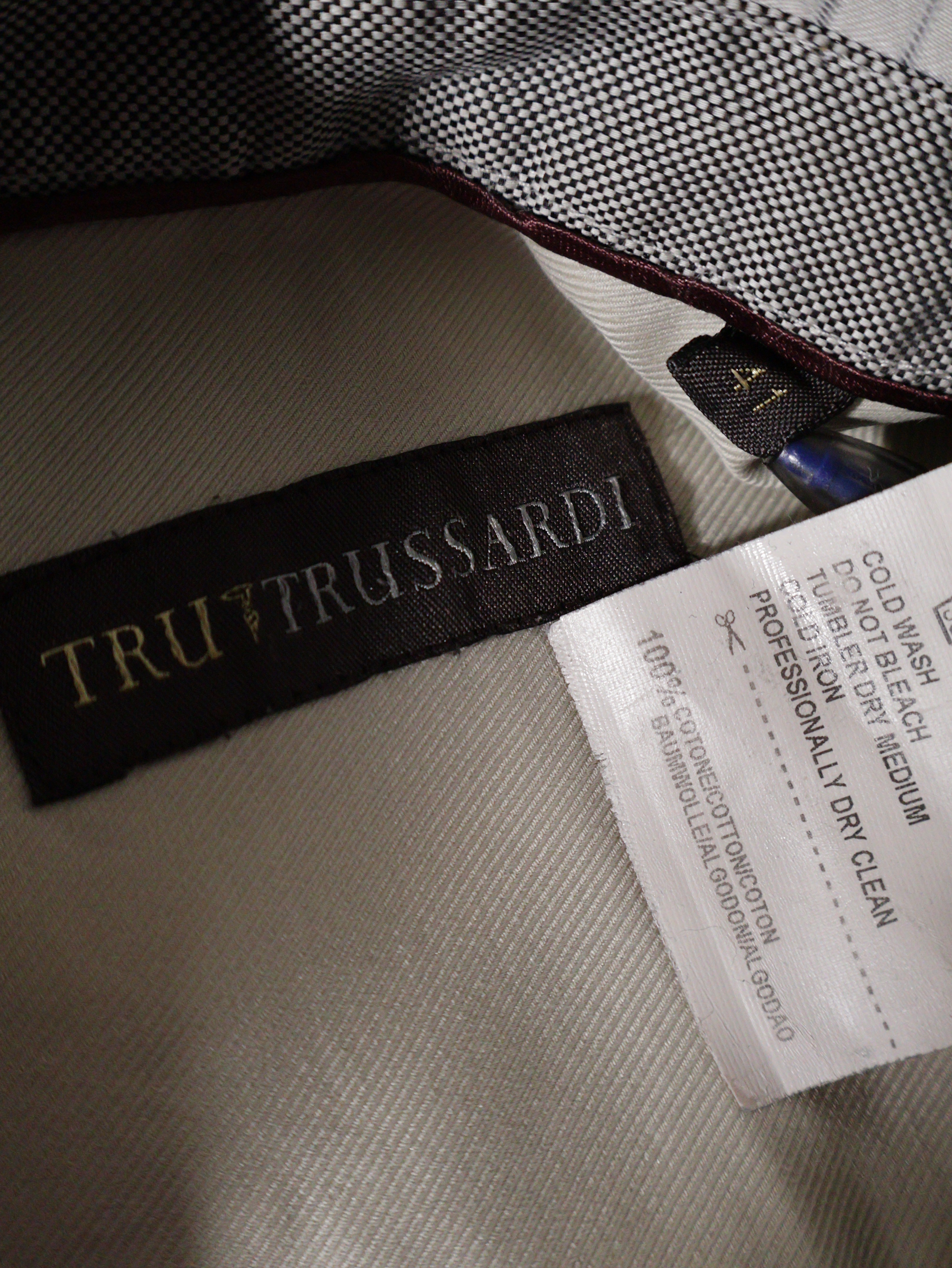 Eticheta marime si compozitie (rotita dreapta) - Cămașă Trussardi gri deschis cu guler clasic – M – Bărbați