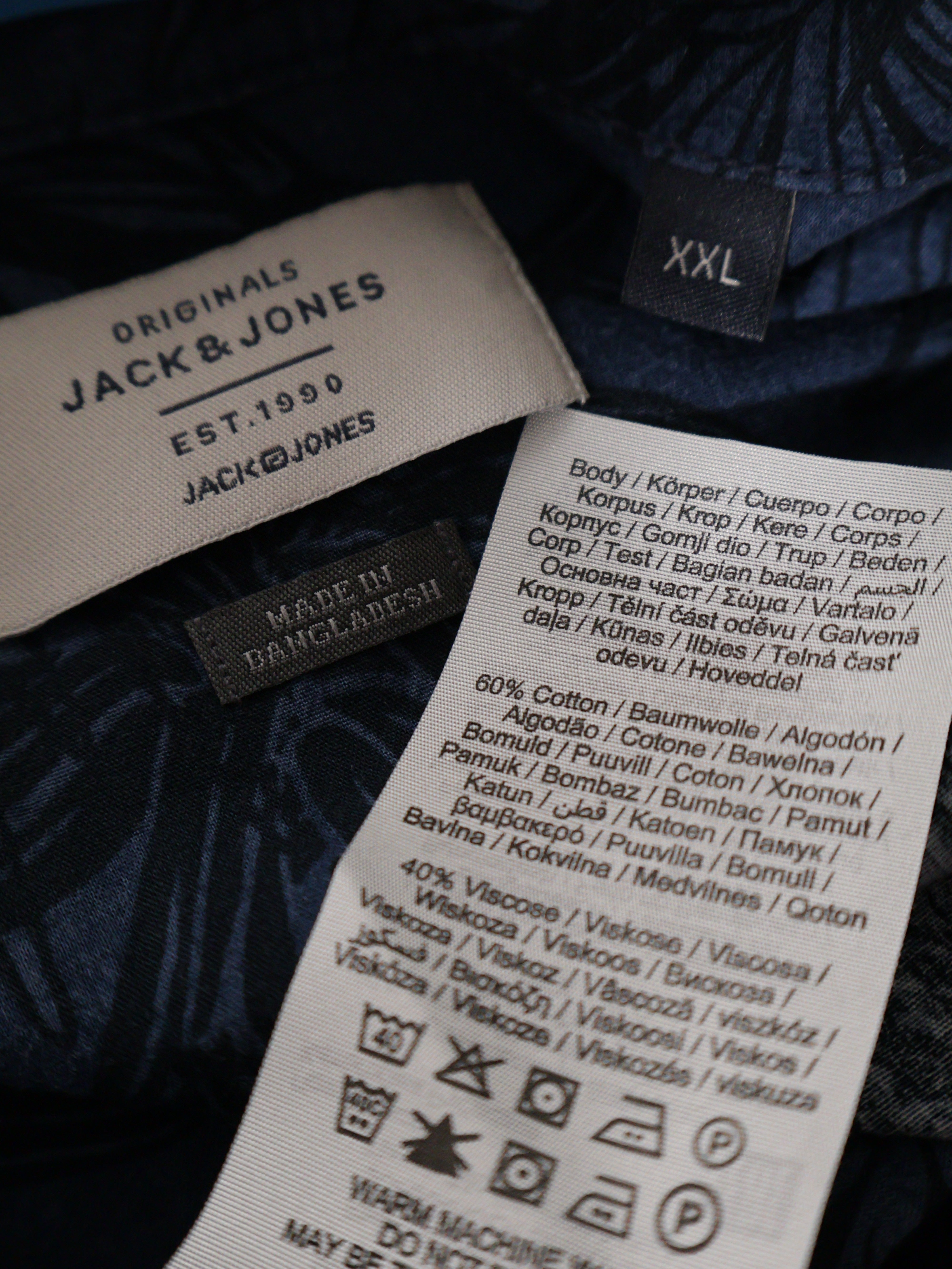 Eticheta marime si compozitie (rotita dreapta) - Cămașă JACK&JONES albastru inchis cu imprimeu tropical – XXL – Bărbați