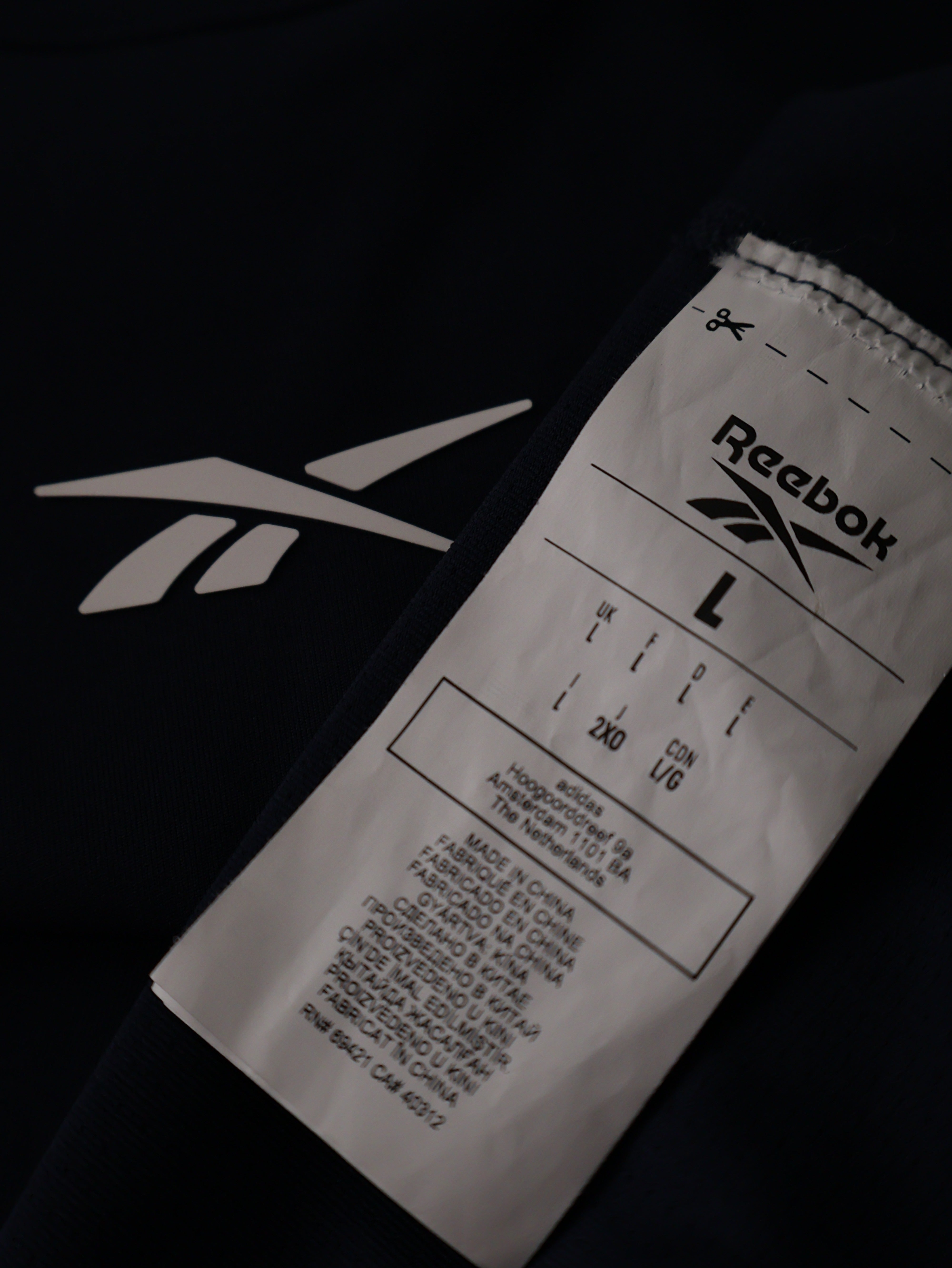 Eticheta marime si compozitie (rotita dreapta) - Tricou Reebok bleumarin cu detalii perforate – L – Bărbați