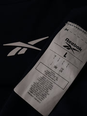 Eticheta marime si compozitie (rotita dreapta) - Tricou Reebok bleumarin cu detalii perforate – L – Bărbați