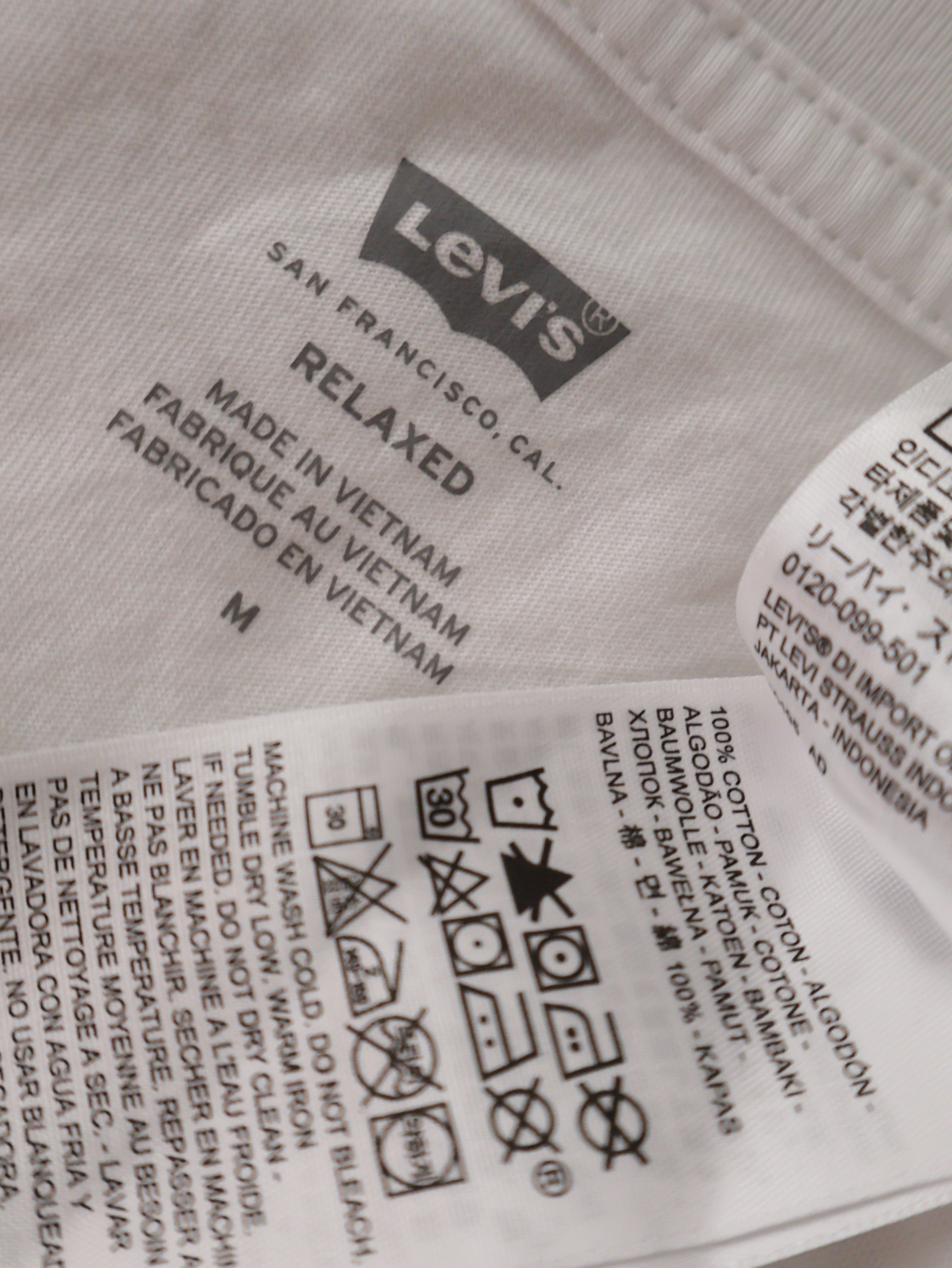 Eticheta marime si compozitie (rotita dreapta) - Tricou Levi's alb cu logo multicolor – M – Bărbați