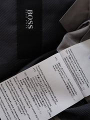 Eticheta marime si compozitie (rotita dreapta) - Sacou BOSS Hugo Boss gri antracit cu dungi fine – L – Bărbați