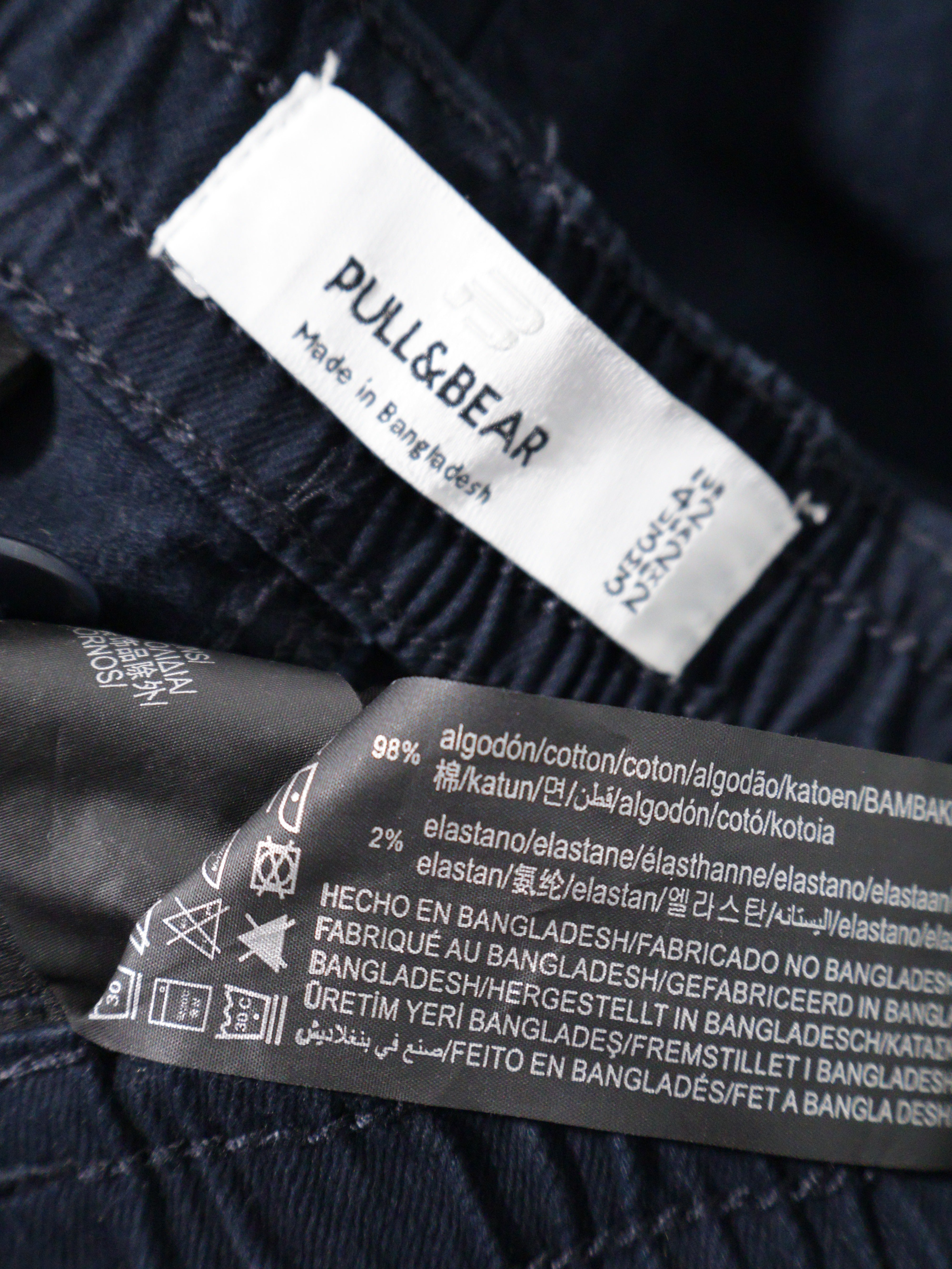 Eticheta marime si compozitie (rotita dreapta) - Pantaloni PULL&BEAR bleumarin cu buzunare cargo – S – Bărbați