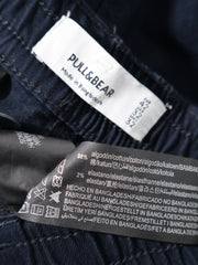 Eticheta marime si compozitie (rotita dreapta) - Pantaloni PULL&BEAR bleumarin cu buzunare cargo – S – Bărbați