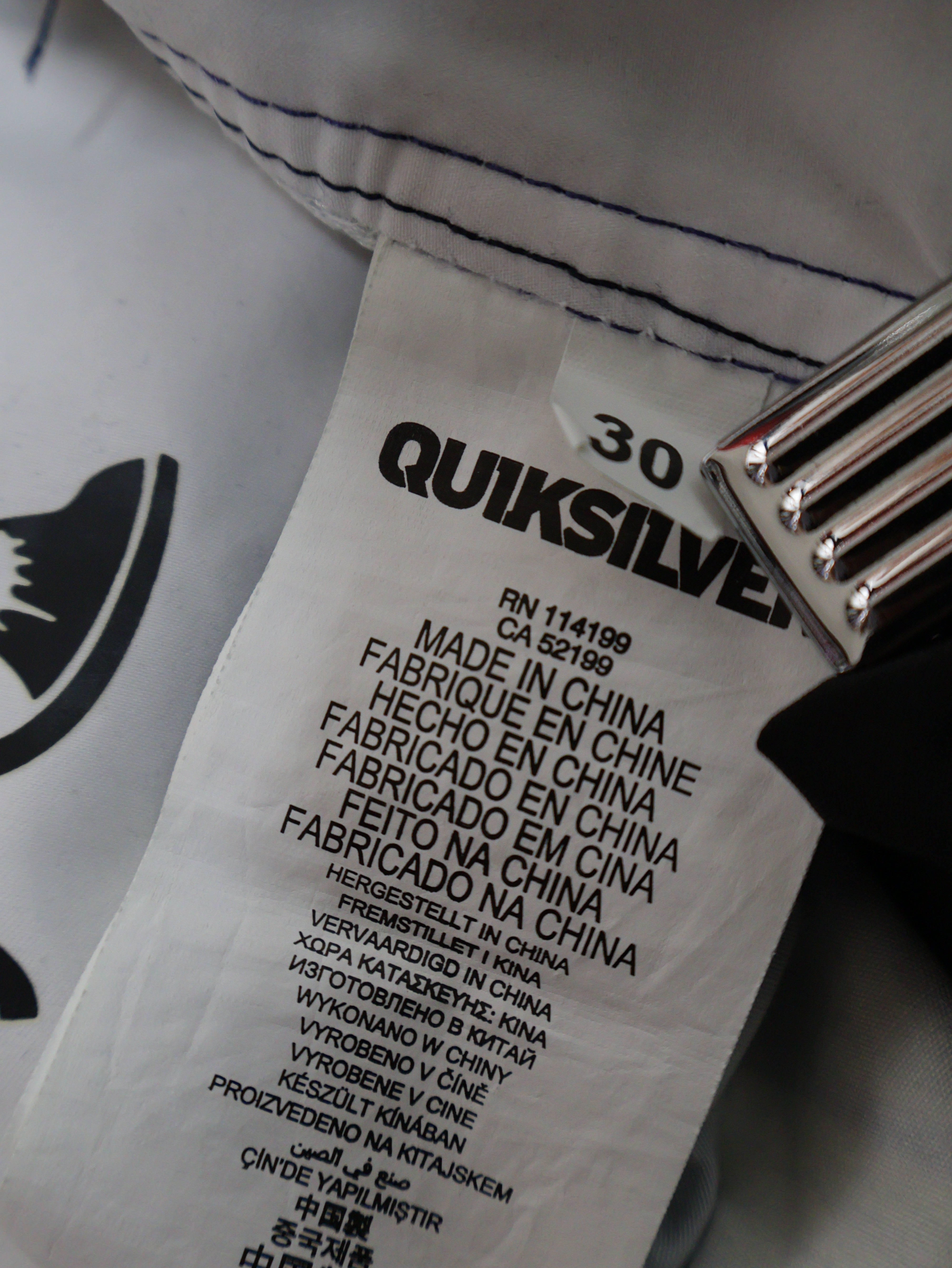 Eticheta marime si compozitie (rotita dreapta) - Pantaloni scurți - Quiksilver boardshorts gri cu print tropical – S – Bărbați