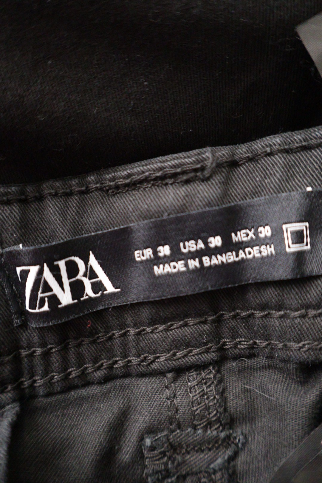 Zara – pantaloni – etichetă – second-hand premium