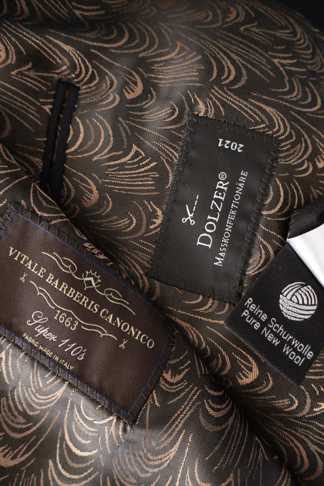 Dolzers – costum – etichetă – second-hand premium