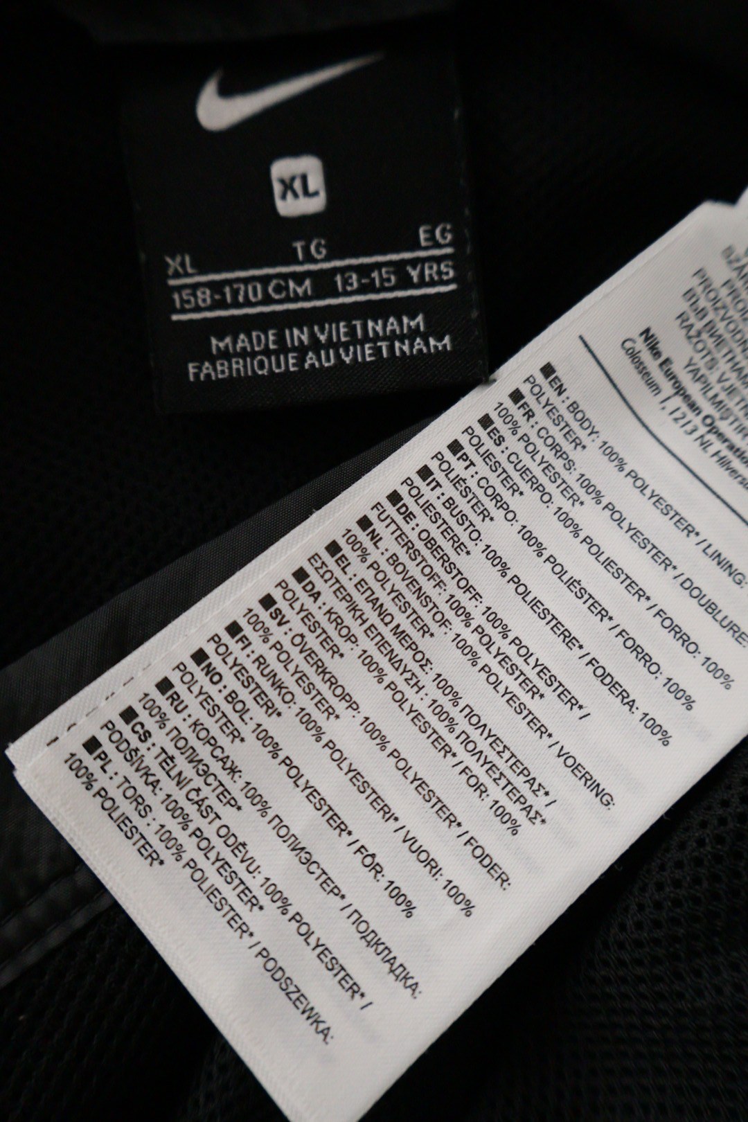Nike – geacă – etichetă – second-hand premium