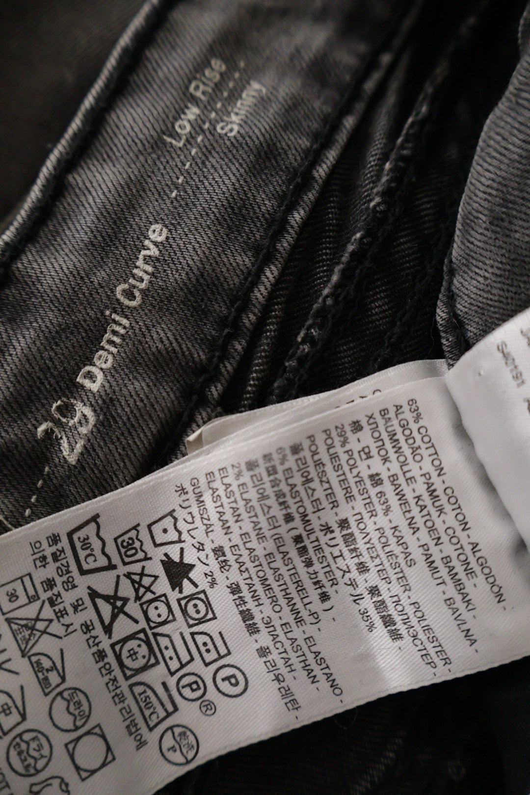 Levi's – blugi – etichetă – second-hand premium