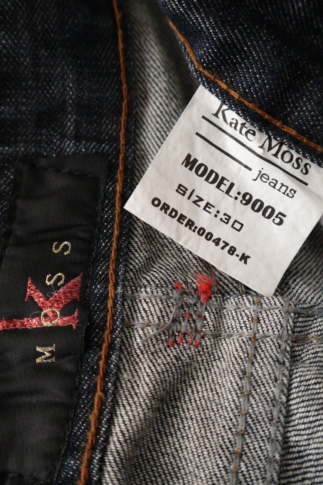 Kate Moss – blugi – etichetă – second-hand premium