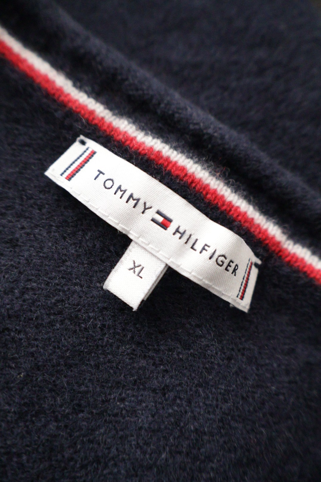 TOMMY HILFIGER – pulover – etichetă – second-hand premium