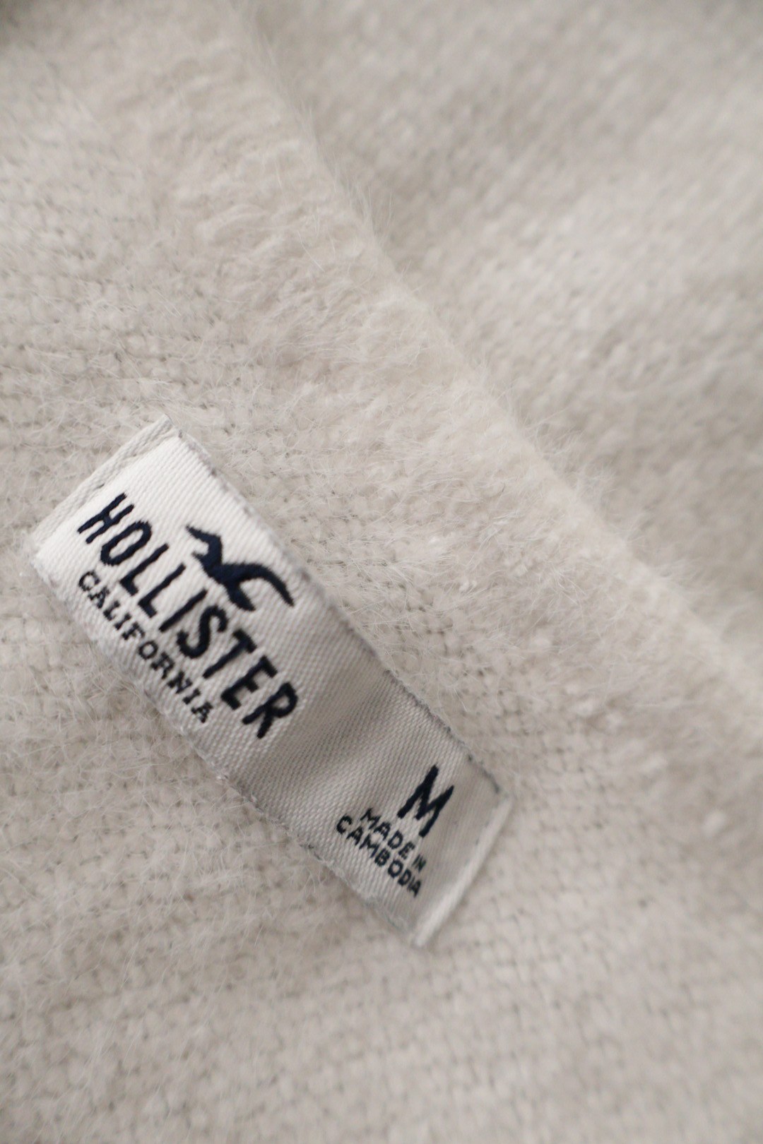 HOLLISTER – bluză – etichetă – second-hand premium