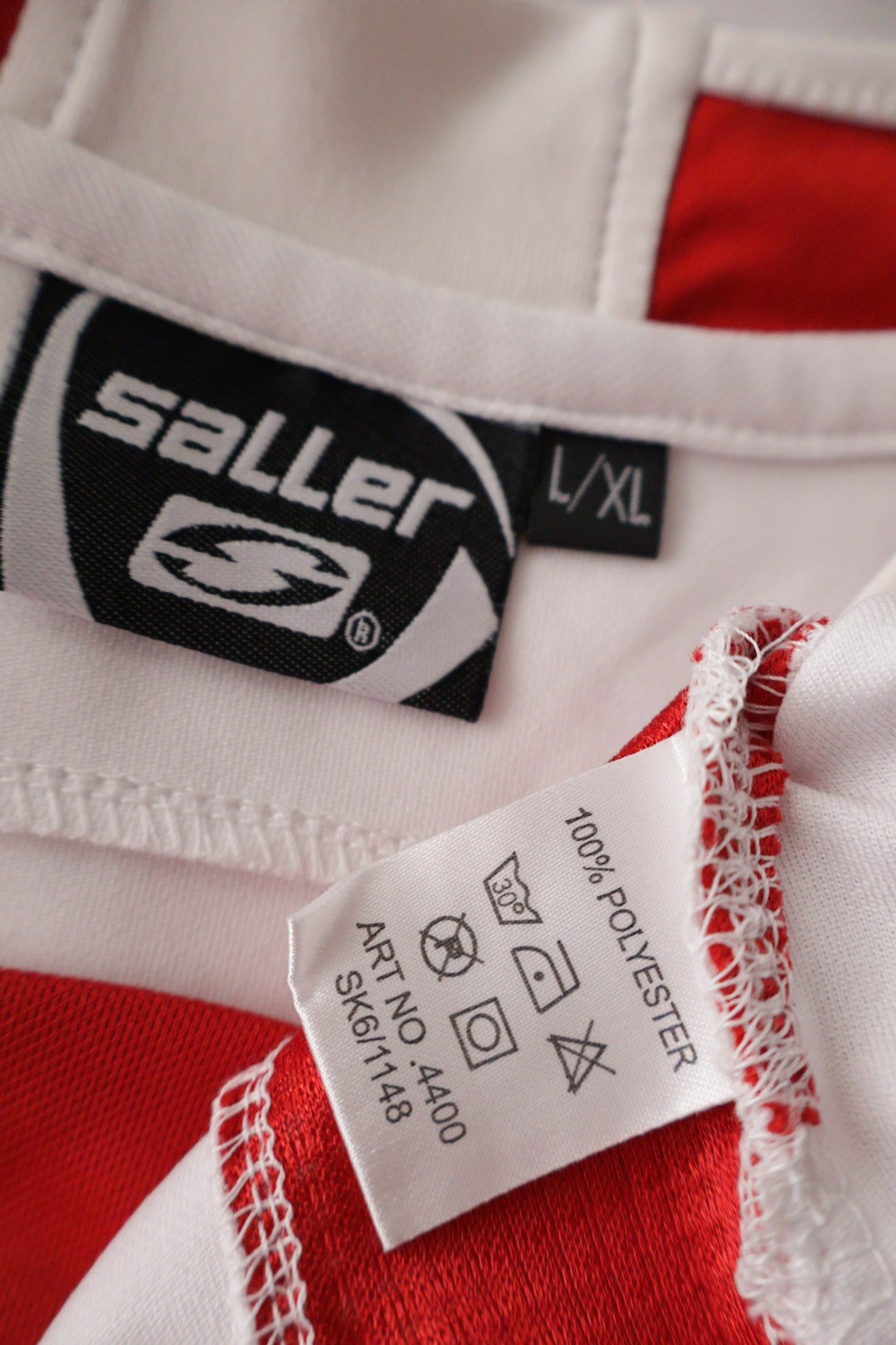 saller – bluză – etichetă – second-hand premium
