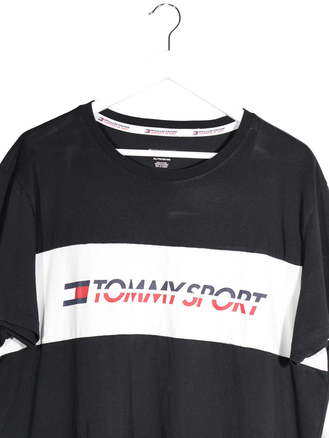 Tricou Tommy Sport negru, alb, rosu mărime XL detaliu material și croială second-hand premium