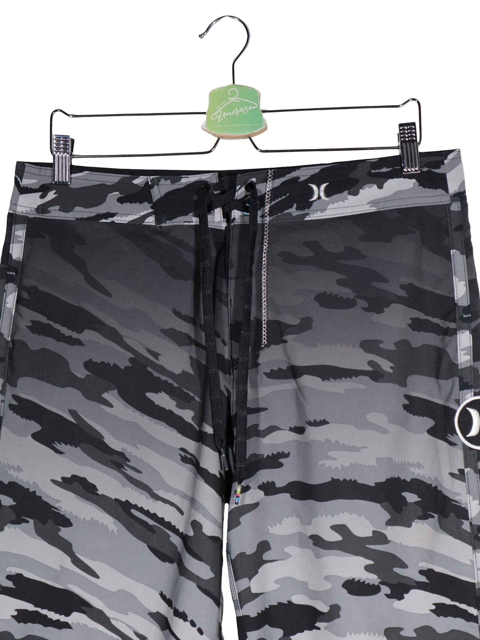 Pantaloni scurti Hurley gri, negru, alb mărime M detaliu material și croială second-hand premium