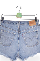 Blugi scurți - Levi's albaștri deschiși spălăciți, cu tiv franjurat – M – Femei - spate