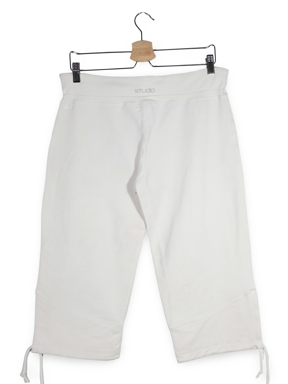 Pantaloni 2/3 NIKE alb mărime L vedere din spate second-hand premium