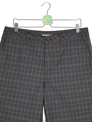 Pantaloni scurti Quiksilver negru mărime M detaliu material și croială second-hand premium