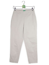 Pantaloni United Colors of Benetton bej deschis mărime M vedere din față second-hand premium