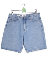 Blugi scurti PULL&BEAR albastru deschis mărime M vedere din față second-hand premium