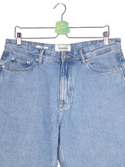 Blugi scurti PULL&BEAR albastru deschis mărime M detaliu material și croială second-hand premium