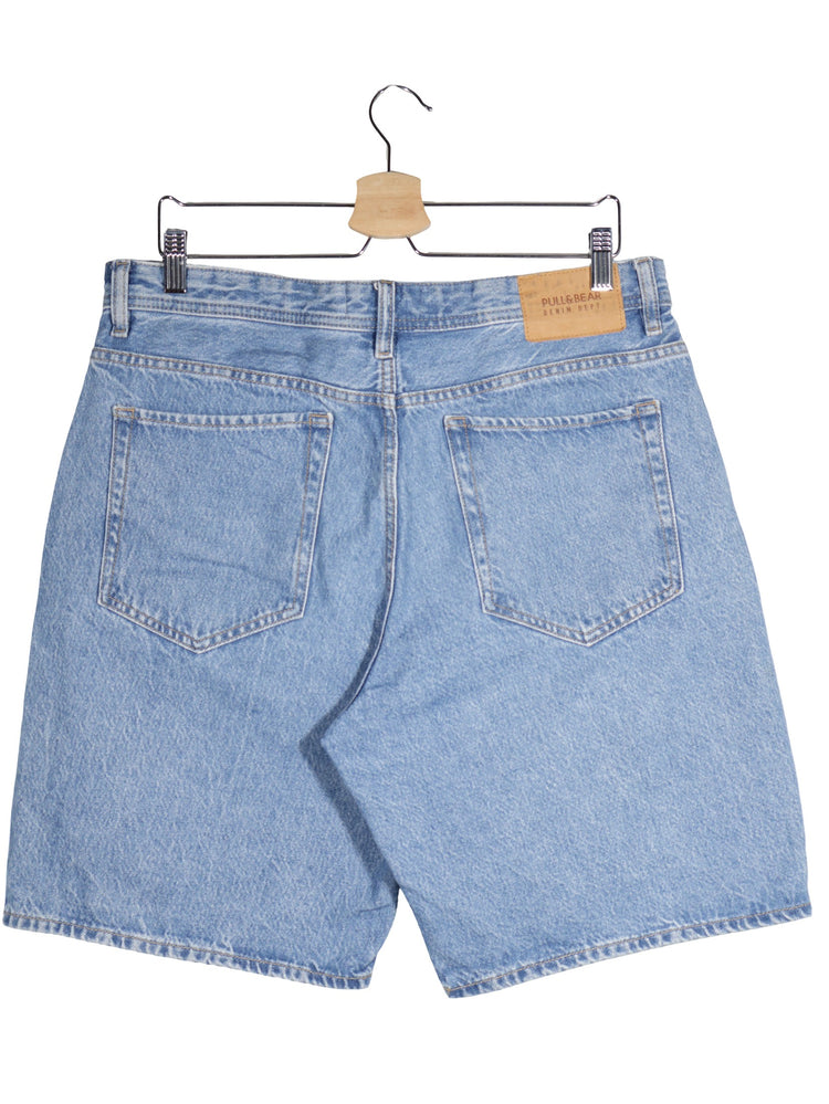 Blugi scurti PULL&BEAR albastru deschis mărime M vedere din spate second-hand premium