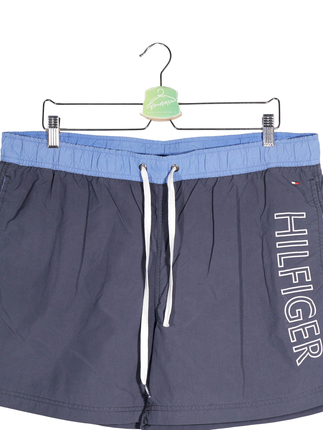 Pantaloni scurti Tommy Hilfiger bleumarin cu detalii bleu deschis si alb mărime XL detaliu material și croială second-hand…