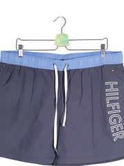 Pantaloni scurti Tommy Hilfiger bleumarin cu detalii bleu deschis si alb mărime XL detaliu material și croială second-hand…