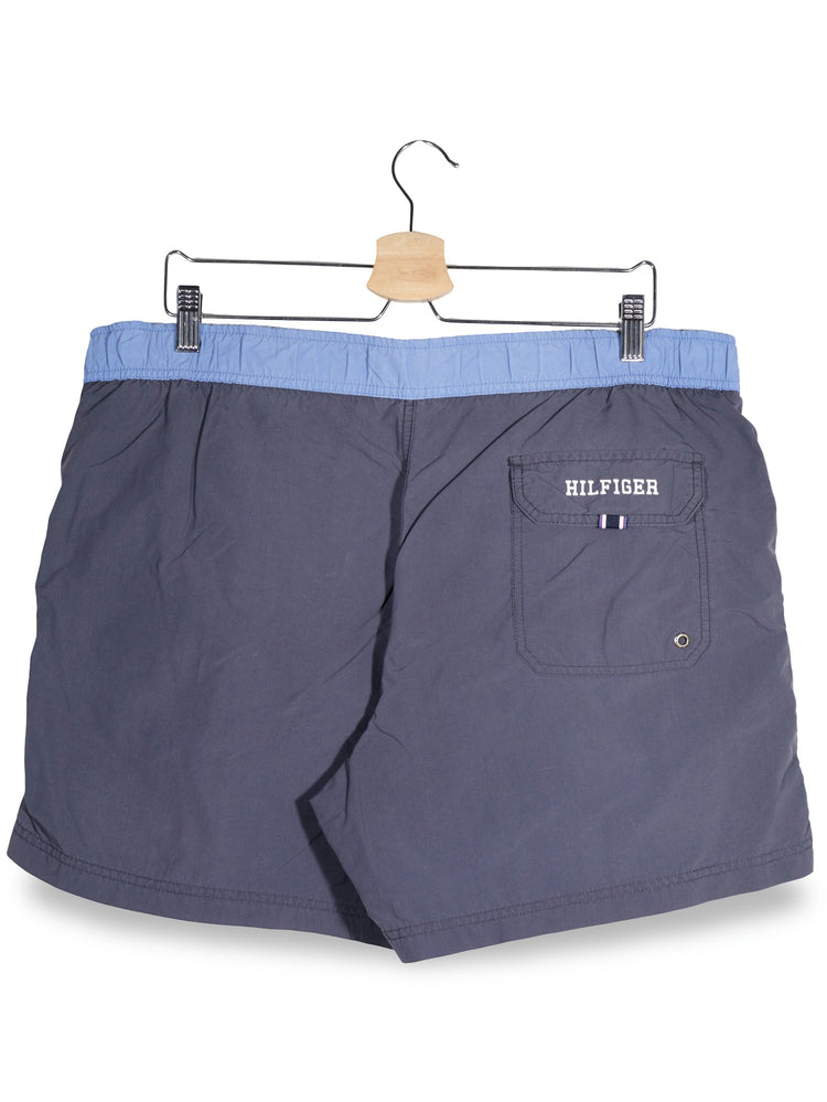 Pantaloni scurti Tommy Hilfiger bleumarin cu detalii bleu deschis si alb mărime XL vedere din spate second-hand premium