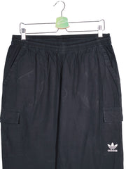 Pantaloni Adidas negru mărime L detaliu material și croială second-hand premium