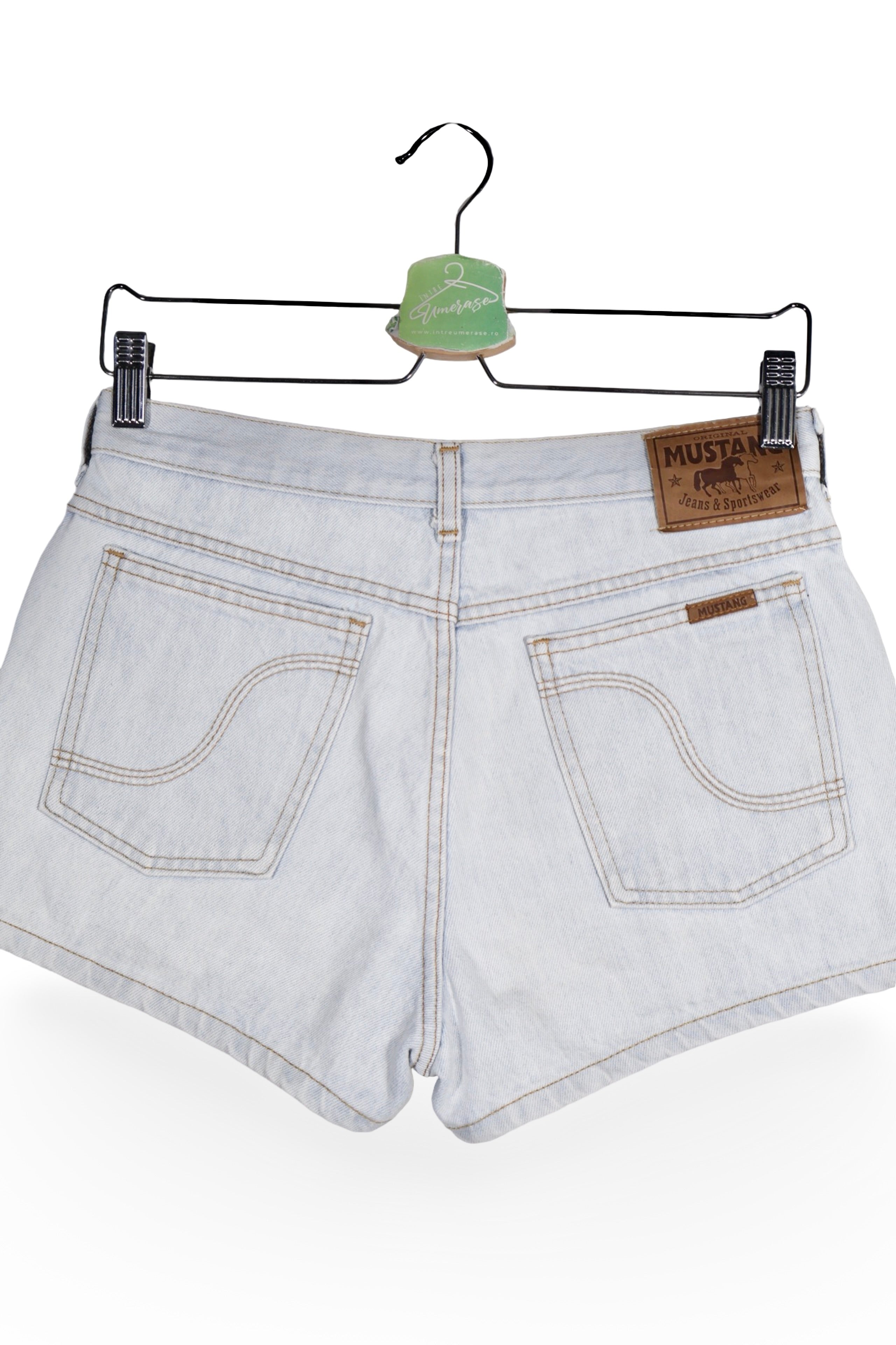 Blugi scurți - Mustang albaștri deschiși din denim cu croială scurtă – M – Femei - spate