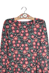 Rochie - Premium neagră cu imprimeu floral si croială fluidă – M – Femei - detaliu