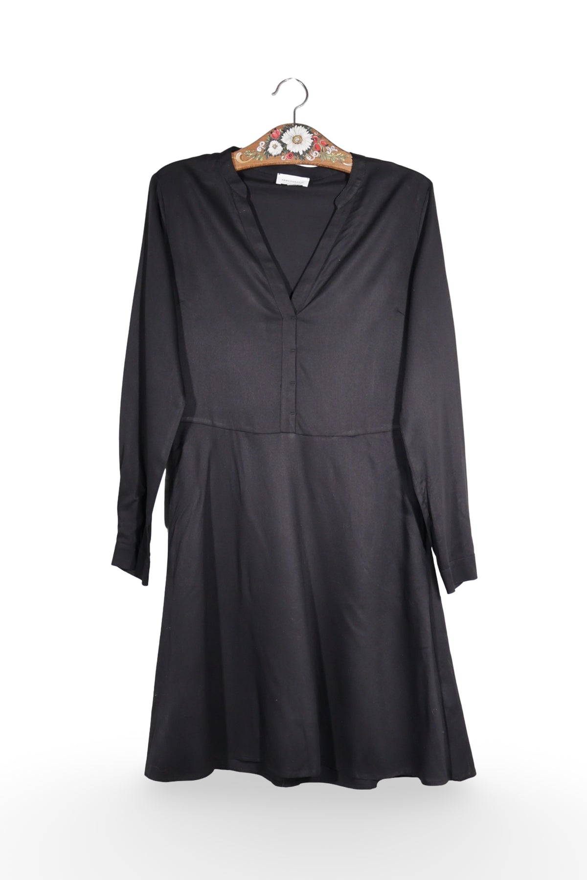 Rochie - Premium neagră din liocel cu linie fluidă – S – Femei - fata