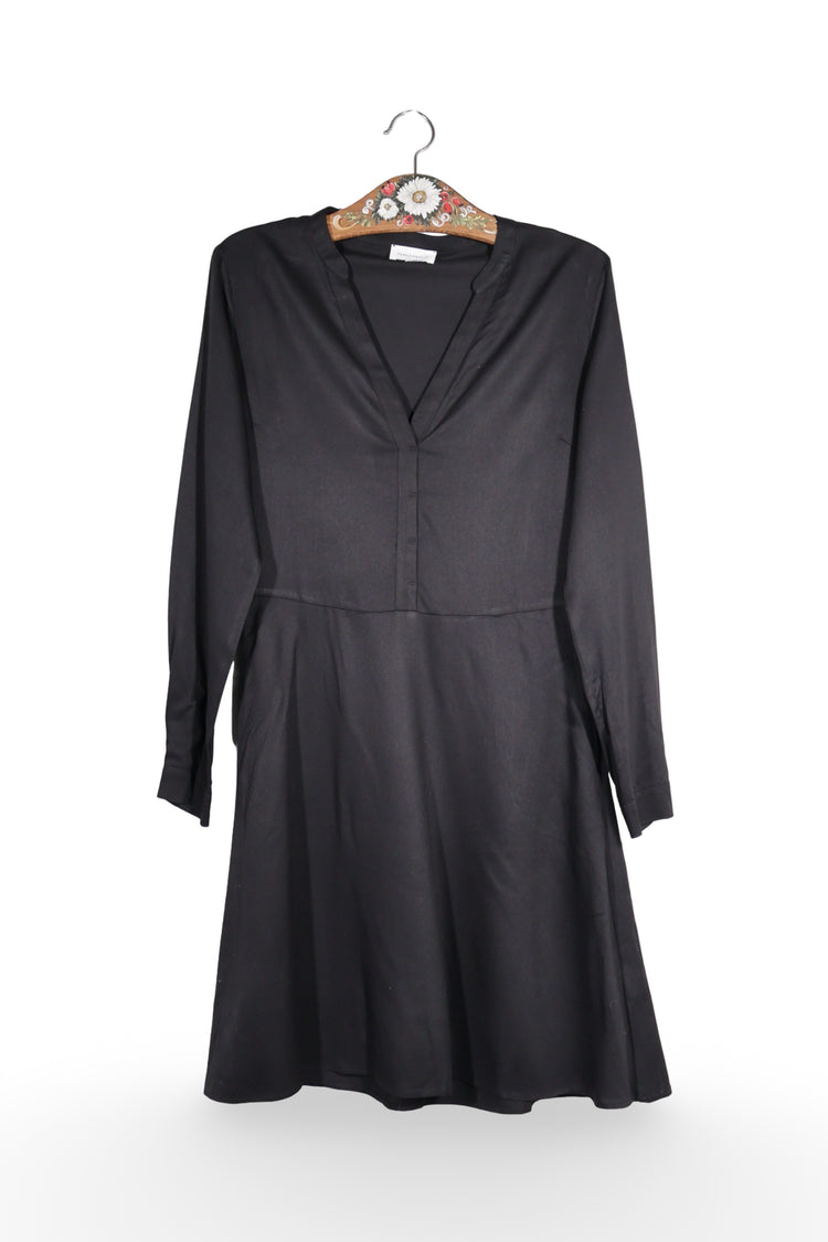 Rochie - Premium neagră din liocel cu linie fluidă – S – Femei - fata