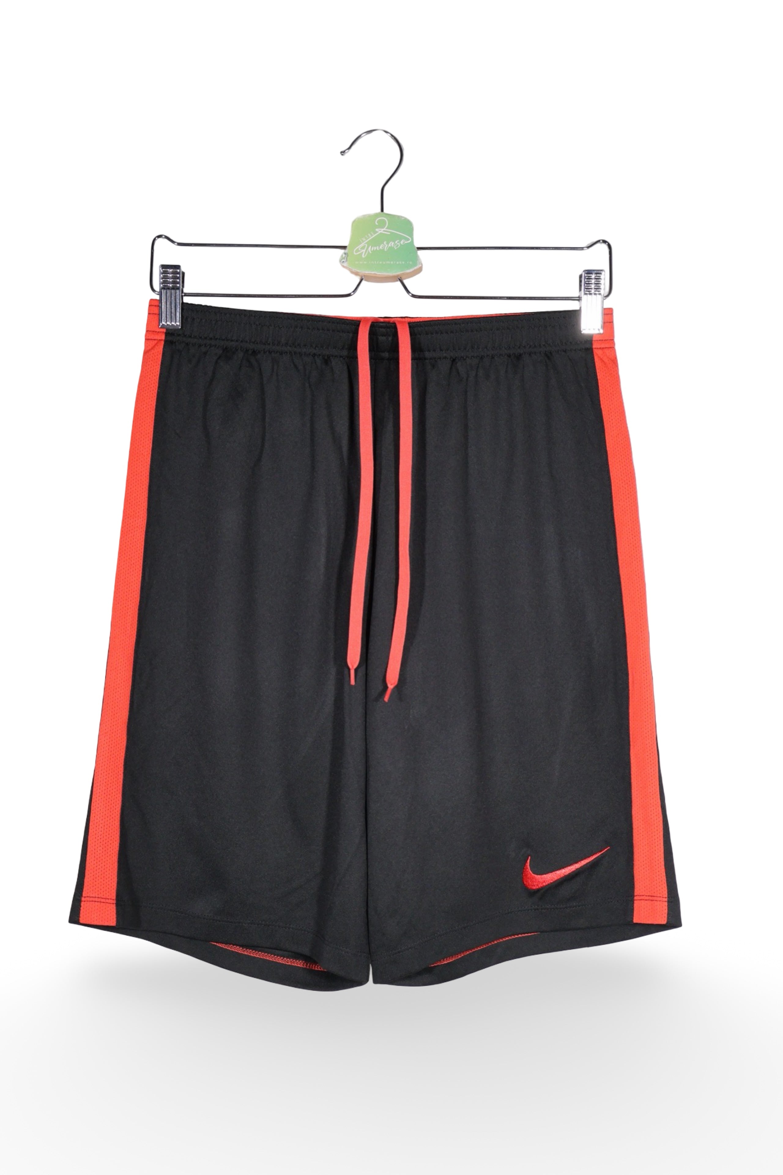Pantaloni scurți - NIKE negri cu insertii rosii si croiala sport – M – Bărbați - fata