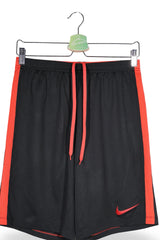 Pantaloni scurți - NIKE negri cu insertii rosii si croiala sport – M – Bărbați - detaliu