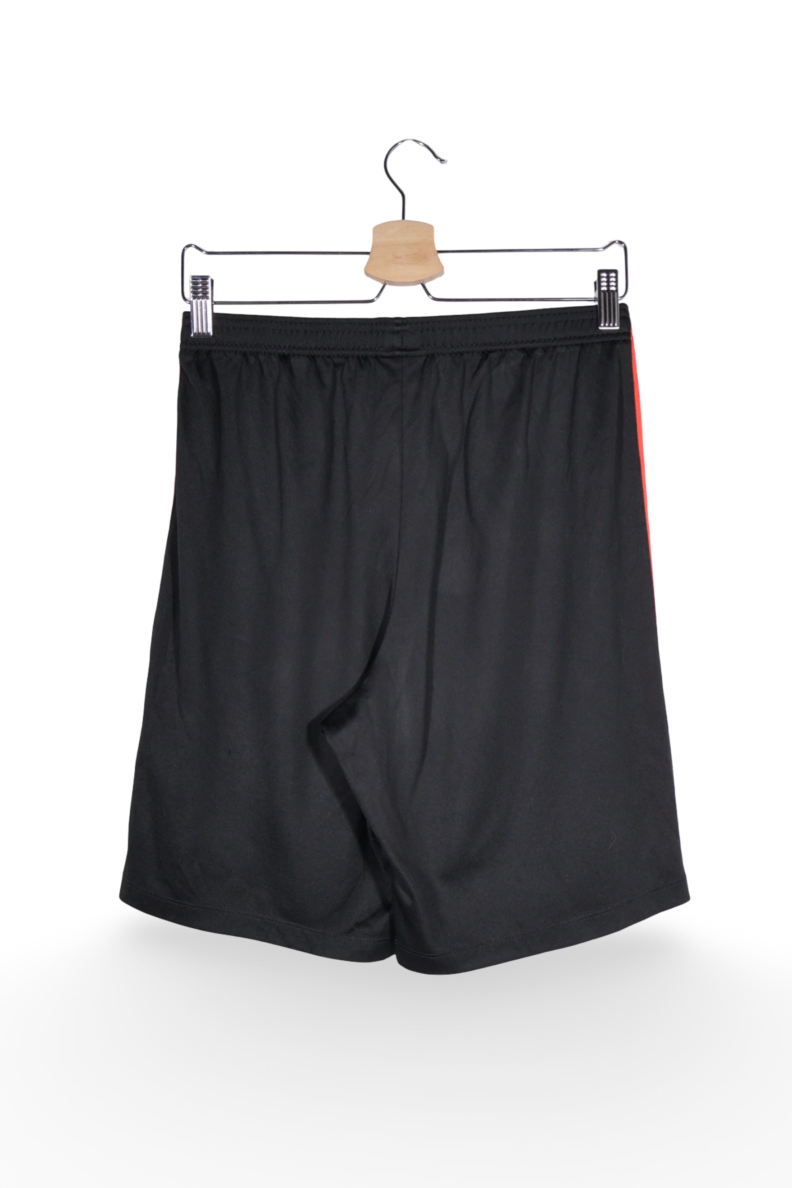 Pantaloni scurți - NIKE negri cu insertii rosii si croiala sport – M – Bărbați - spate