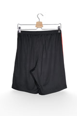 Pantaloni scurți - NIKE negri cu insertii rosii si croiala sport – M – Bărbați - spate