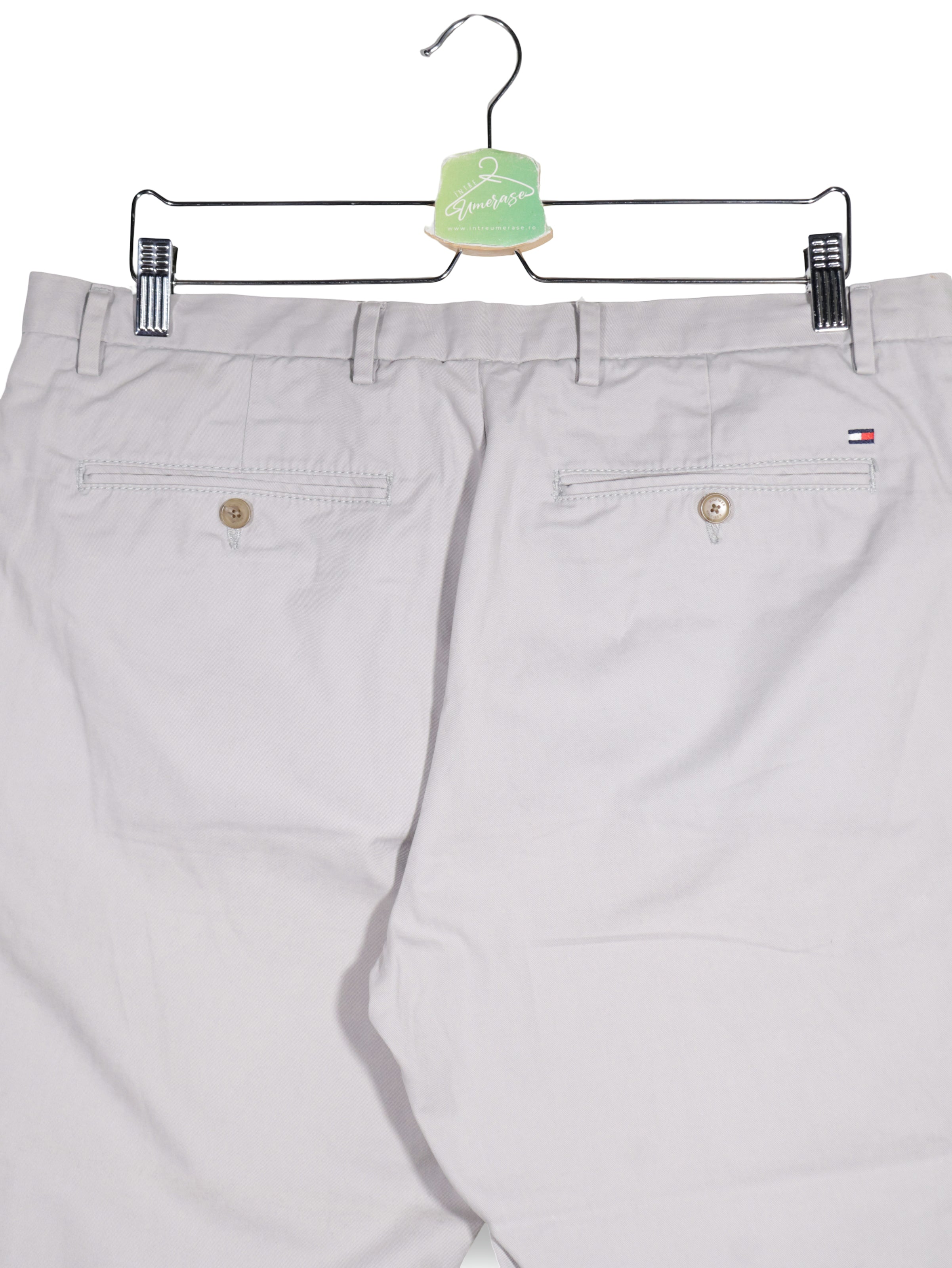 Pantaloni Tommy Hilfiger gri deschis mărime L detaliu material și croială second-hand premium