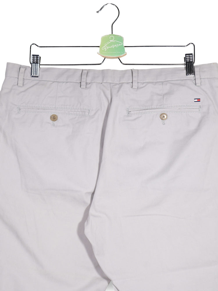 Pantaloni Tommy Hilfiger gri deschis mărime L detaliu material și croială second-hand premium