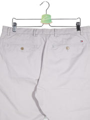 Pantaloni Tommy Hilfiger gri deschis mărime L detaliu material și croială second-hand premium