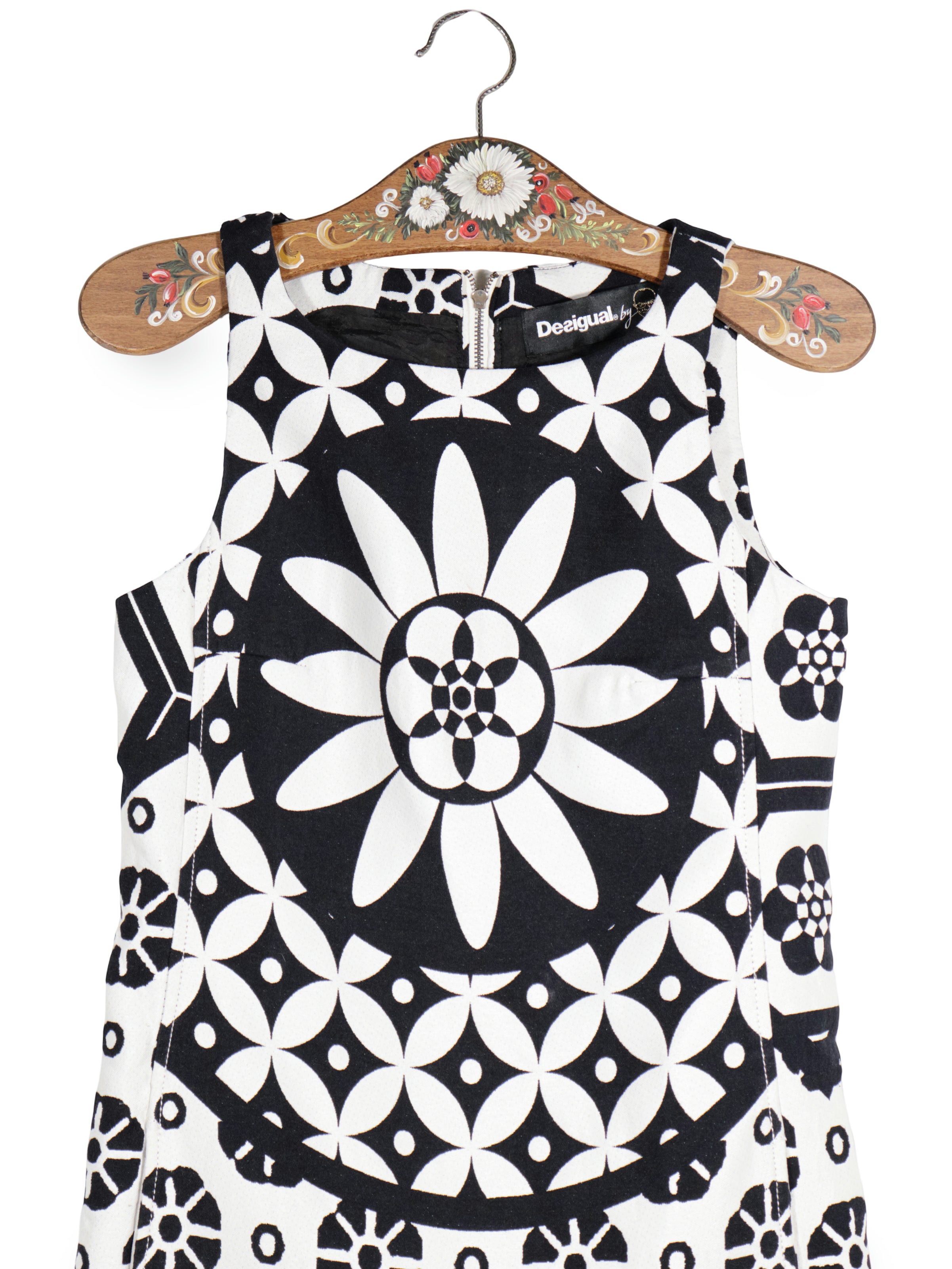 Rochie Desigual alb, negru mărime S detaliu material și croială second-hand premium