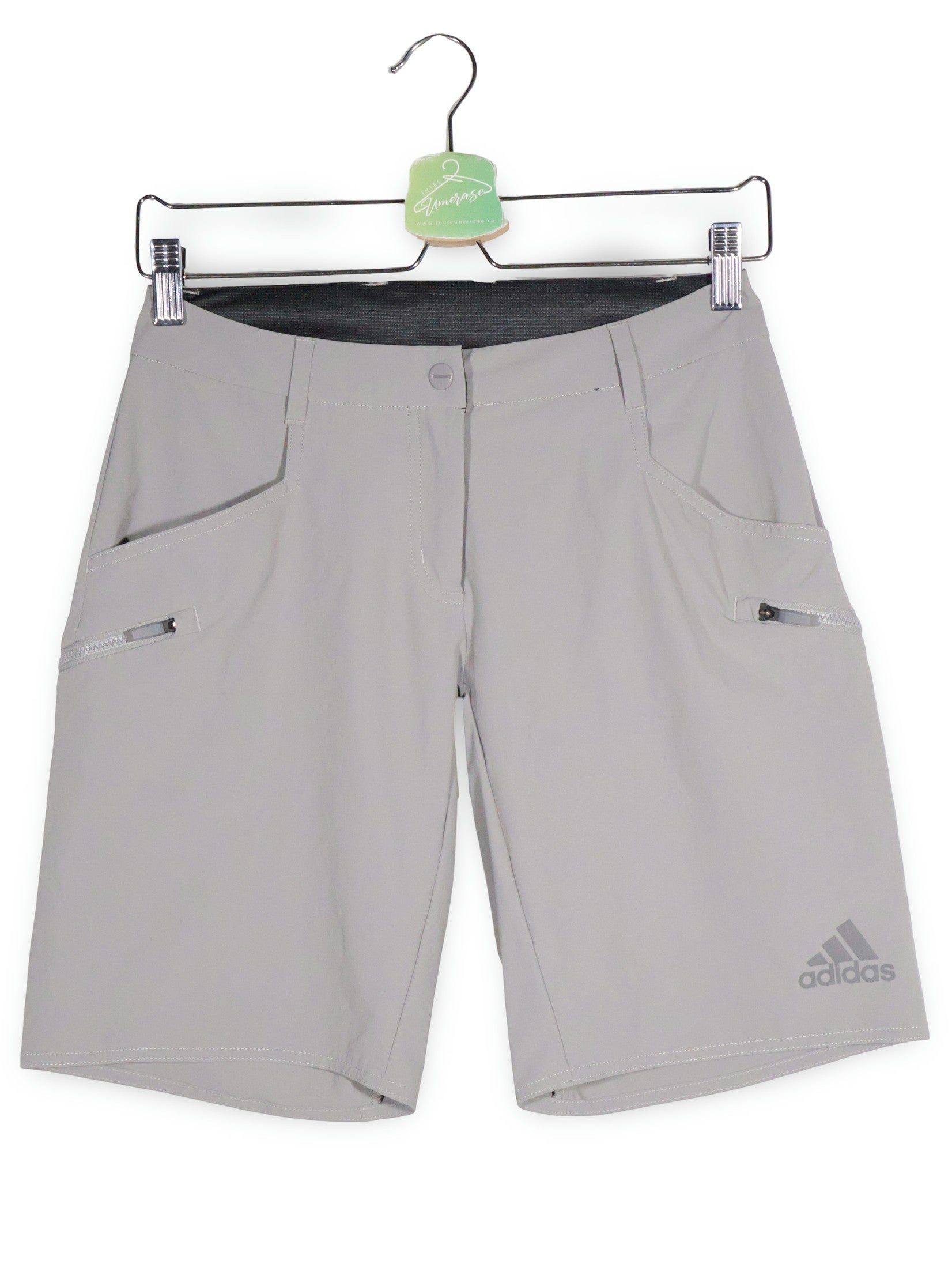 Pantaloni scurti adidas gri deschis mărime S vedere din față second-hand premium