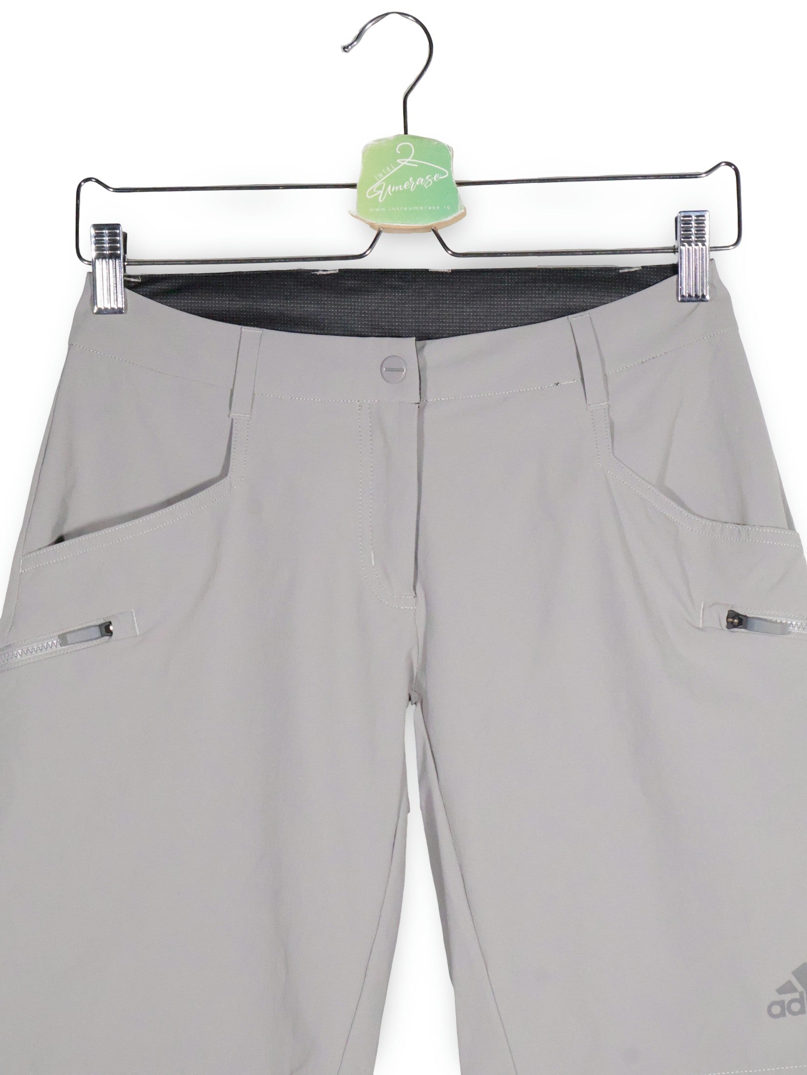 Pantaloni scurti adidas gri deschis mărime S detaliu material și croială second-hand premium